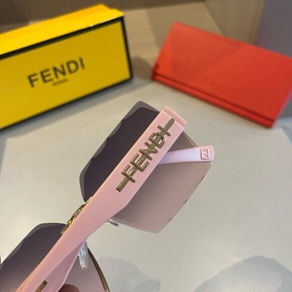 FENDI FF Logo Oversize Sunglasses - Picture 4 of 9
